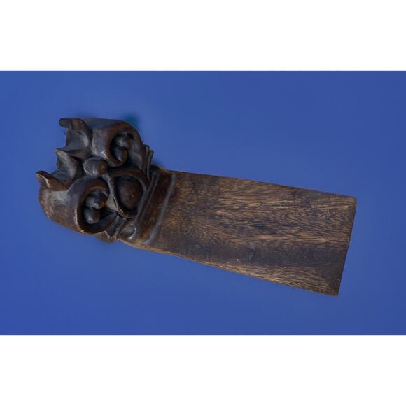 Hand Carved Mahogany Olde English Heraldic Motif Wooden Door Stop 8"x5.5"x3.5." - Picture 6 of 7